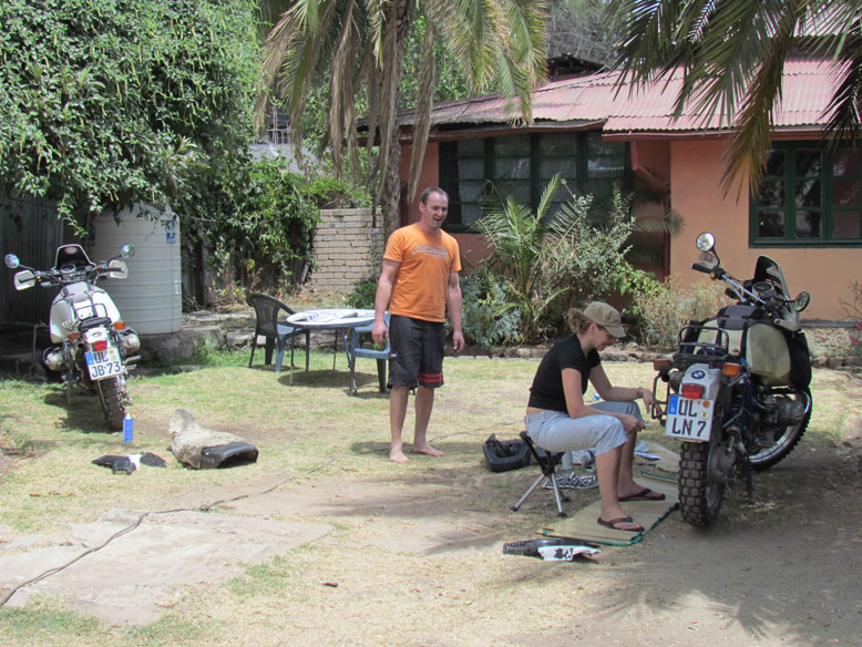 alemana reparando su BMW en Adiss